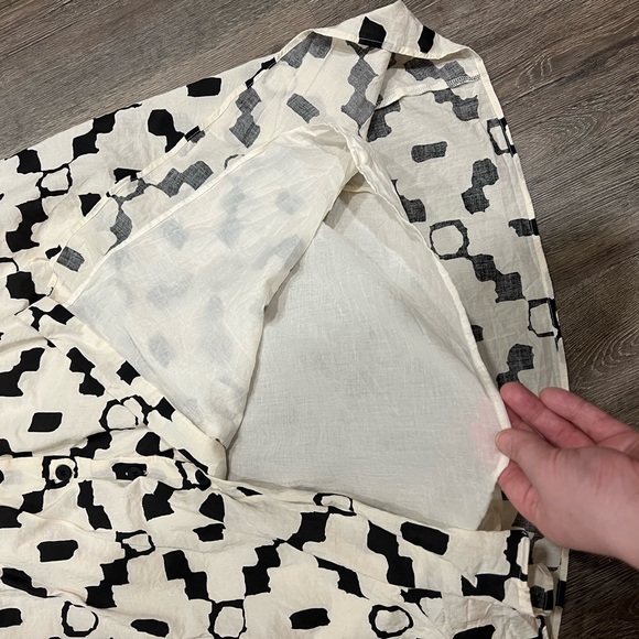 H & M Black and White Abstract Print Button Up Skirt - Picture 4 of 7